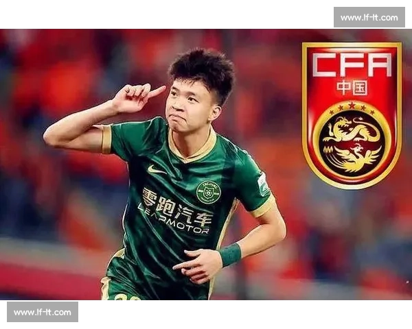 替补席难安!王钰栋半场边指挥边候命 替补席难安!王钰栋半场边指挥边候命