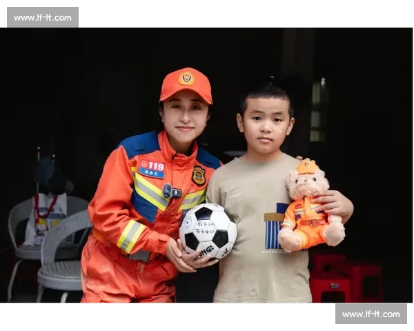 洪水中的生命托举：榕江消防员用身躯筑起 “避风港”