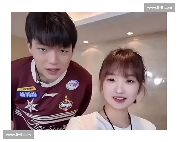 杨瀚森选秀西装暗藏甜蜜密码！疑似女友曝光，青梅竹马清纯般配